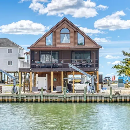Off Duty - Pet Friendly, Waterfront! Villa